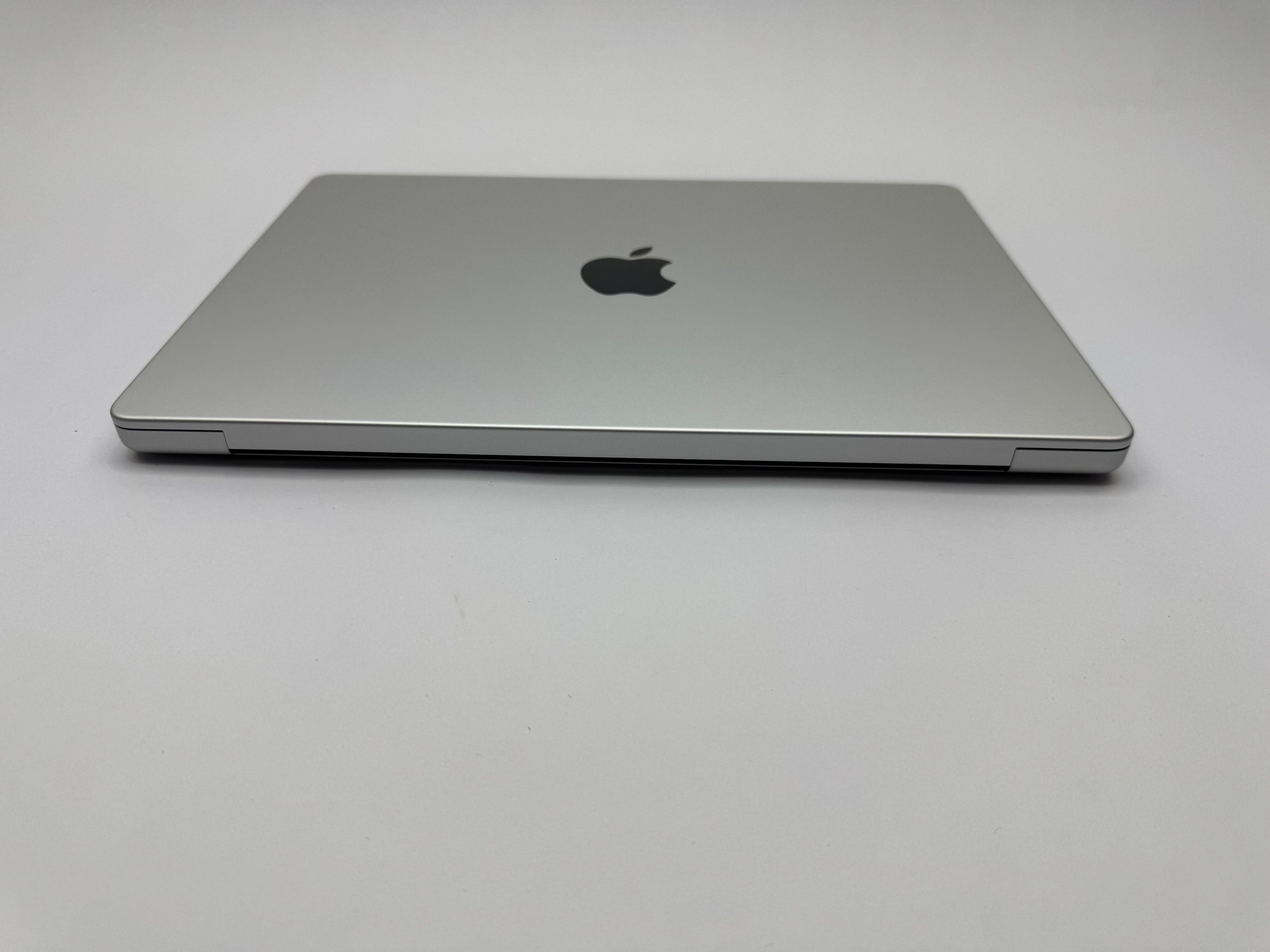 Apple MacBook Pro 14“ M2 PRO 10C CPU 16C GPU 512 GB SSD 16 GB Ram 2023 SILBER