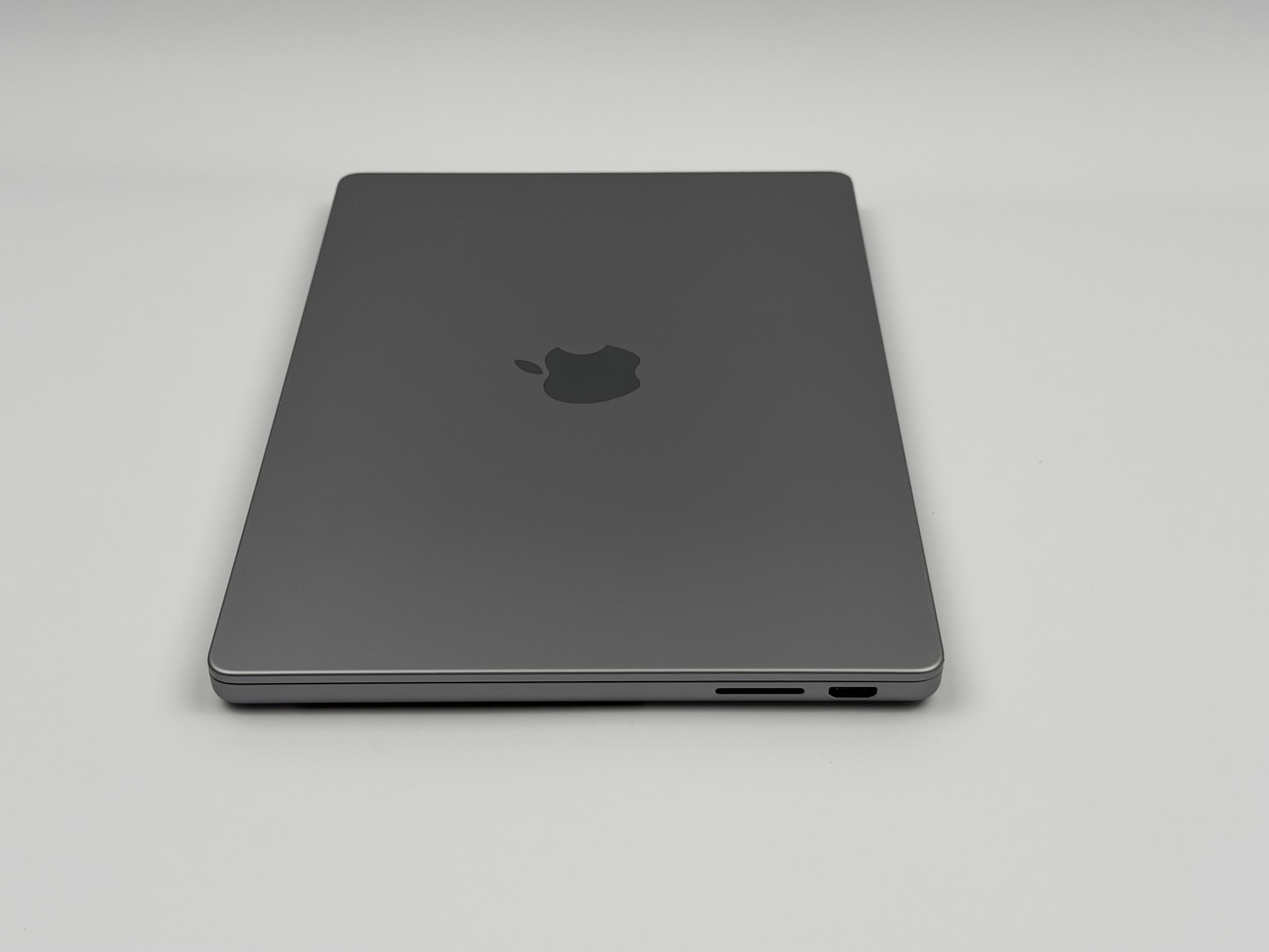 Apple MacBook Pro 14“ M3 8C CPU 10C GPU 512 GB SSD 8 GB Ram 2023 SPACE GREY