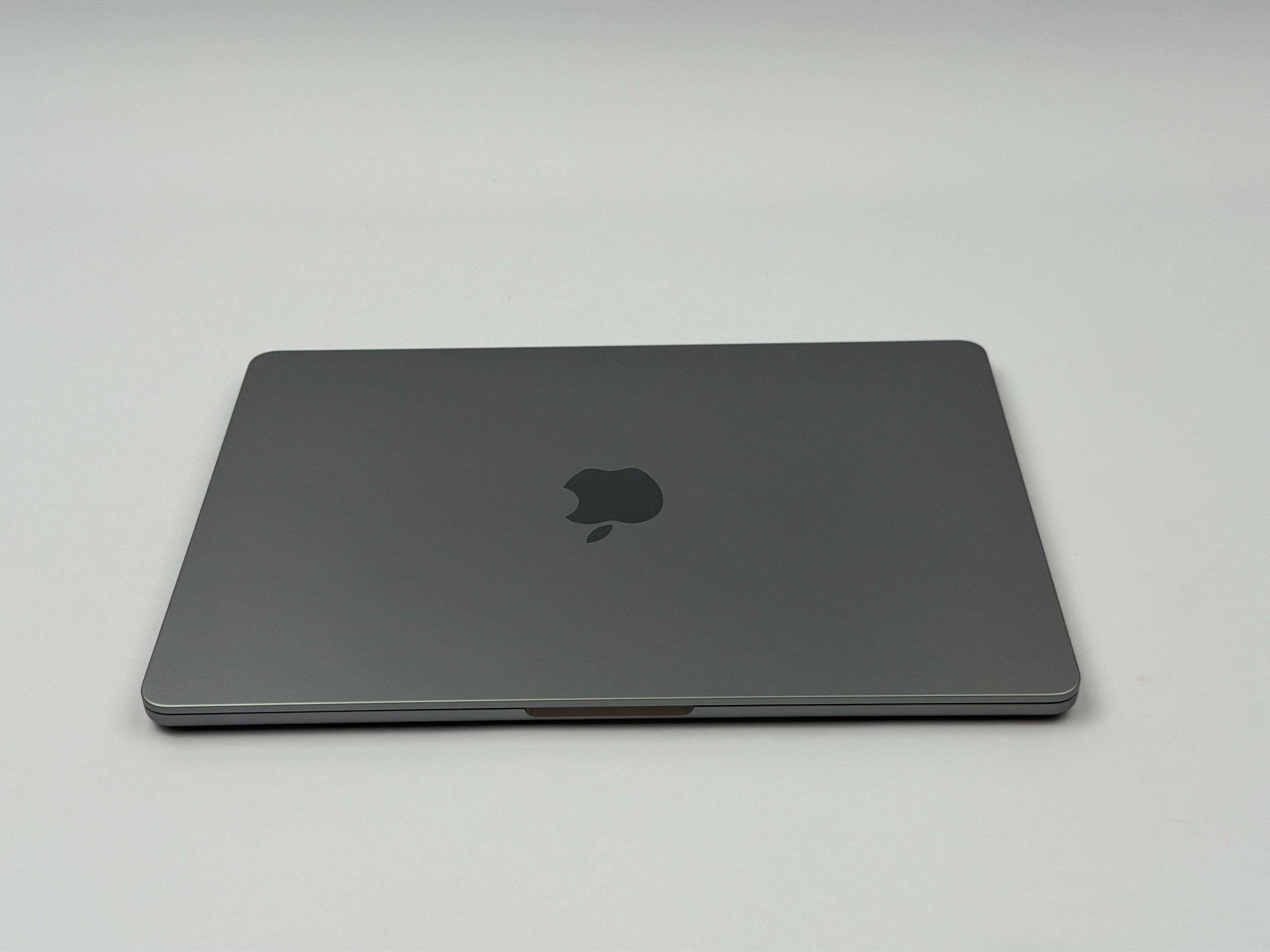Apple MacBook Air 13,3“ M2 8C CPU 8C GPU 512 GB SSD 16 GB 2022 SPACE GREY DISPLAYBRUCH