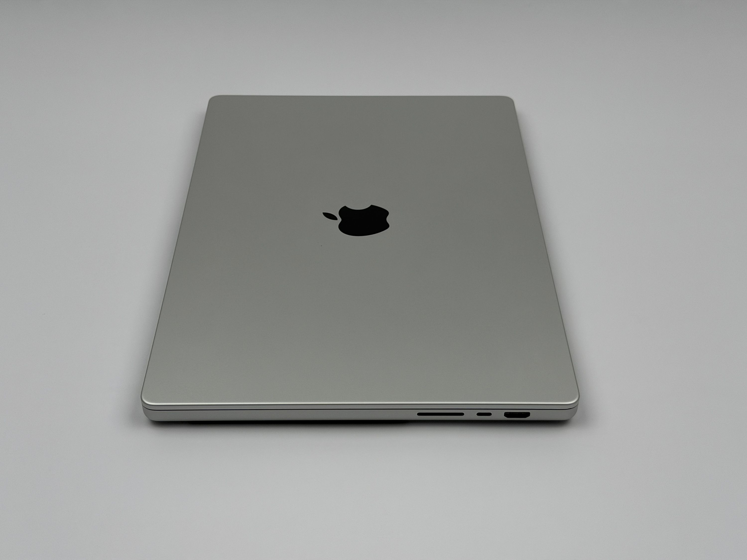Apple MacBook Pro 16“ M1 MAX 10C CPU 24C GPU 512 GB SSD 32 GB Ram 2021 SILBER