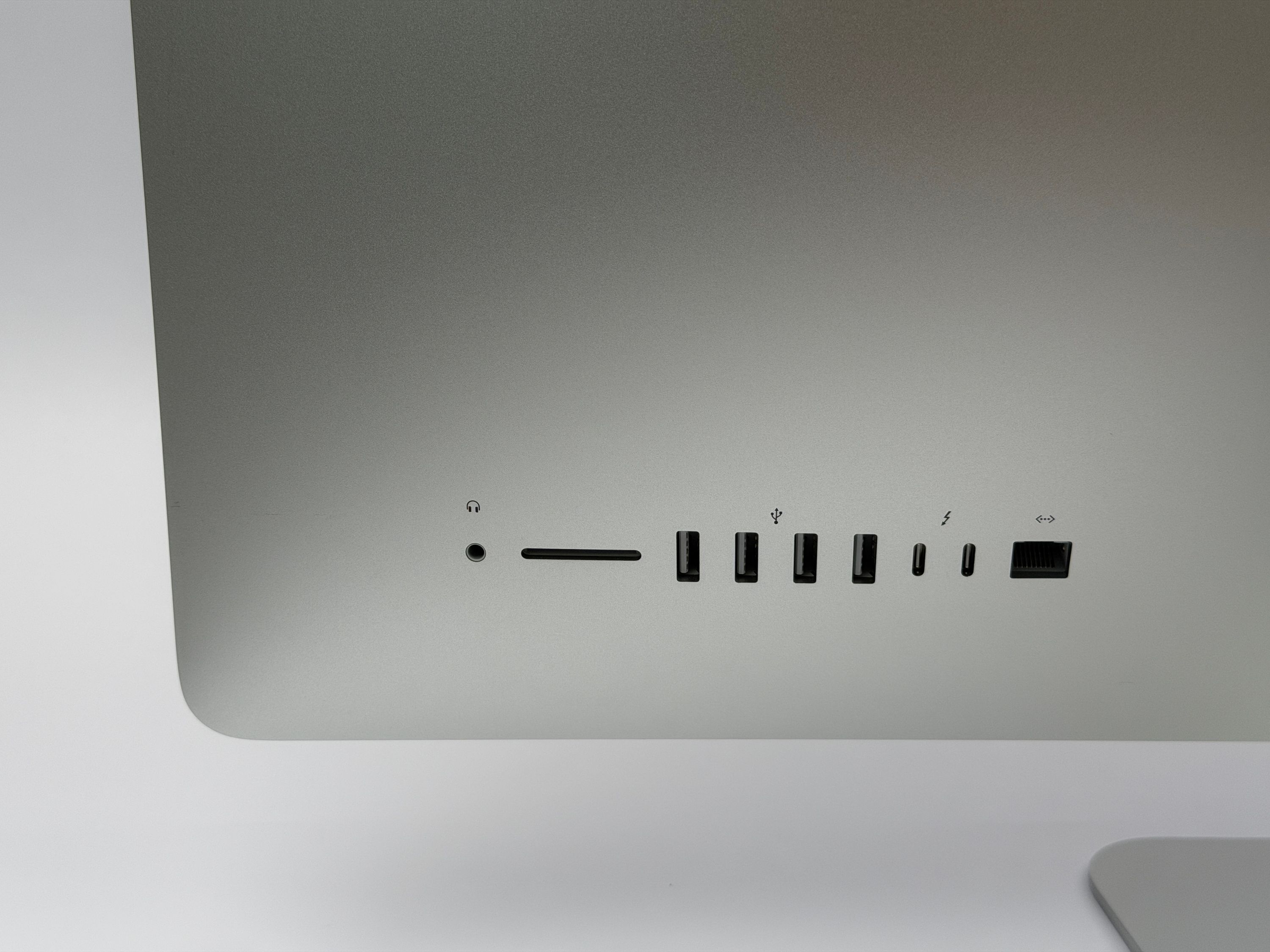 Apple iMac Retina 5K 27“ 6-Core i5 3,3 Ghz 16 GB Ram 512 GB SSD RP 5300 SILBER 2020