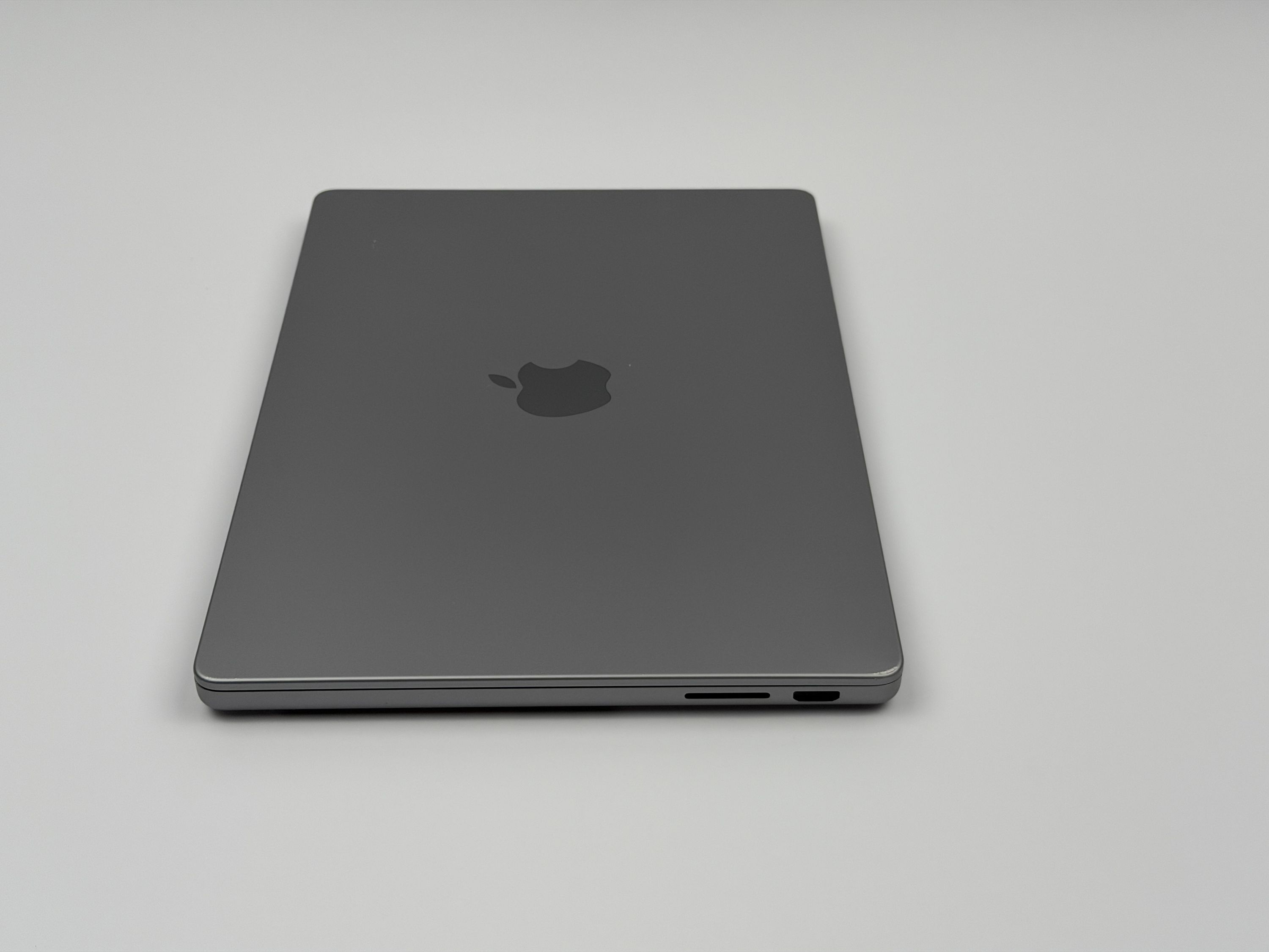 Apple MacBook Pro 14“ M3 8C CPU 10C GPU 512 GB SSD 8 GB Ram 2023 SPACE GREY